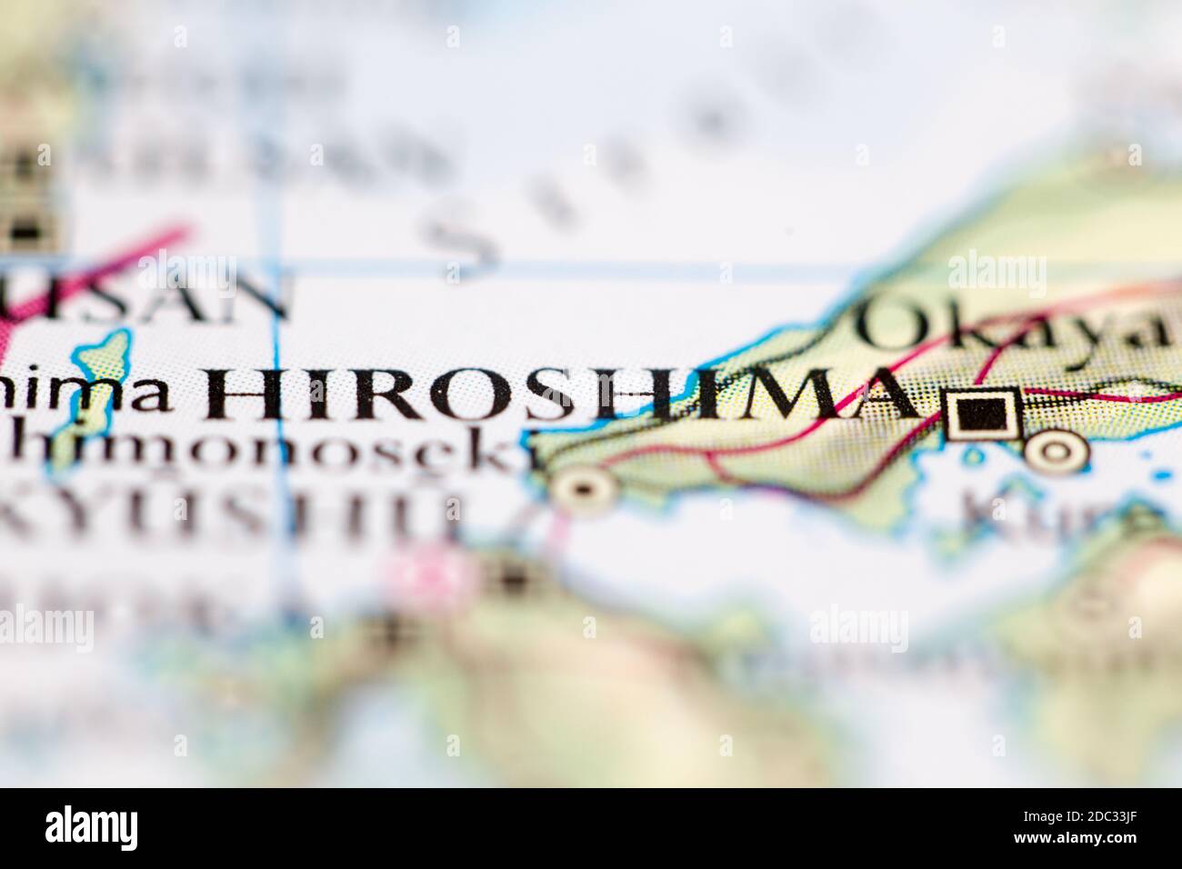 Profundidad de campo reducida se centra en la ubicación del mapa geográfico de Hiroshima Japón Asia continente en atlas Foto de stock