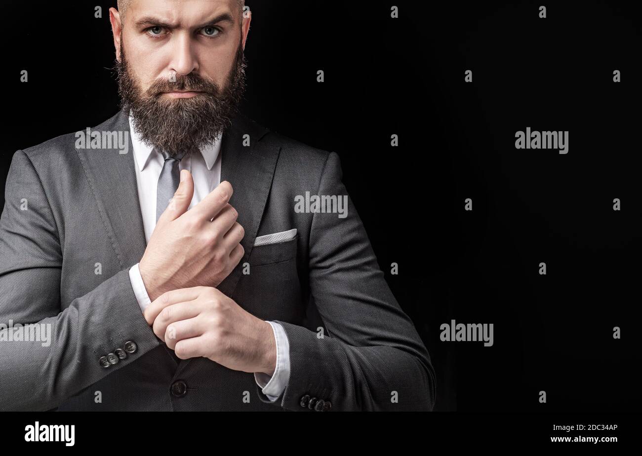 Hombre traje moda. Trajes clásicos de lujo, moda. Hombre en traje clásico,  camisa y corbata. Modelo de hombre rico Fotografía de stock - Alamy