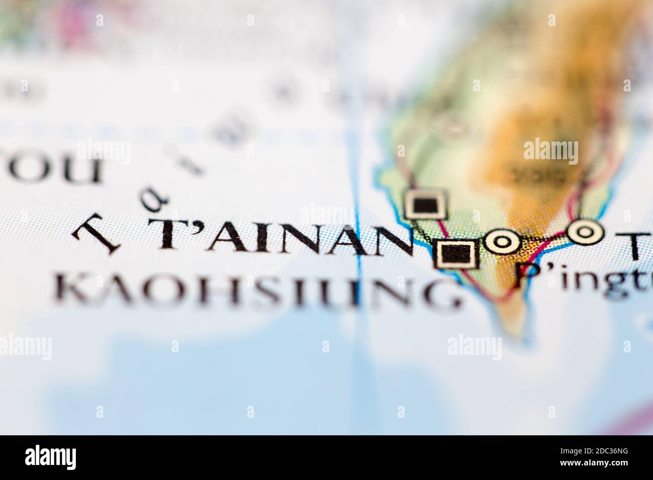 Profundidad de campo reducida se centra en la ubicación del mapa geográfico de Tainan Taiwán Asia continente en atlas Foto de stock