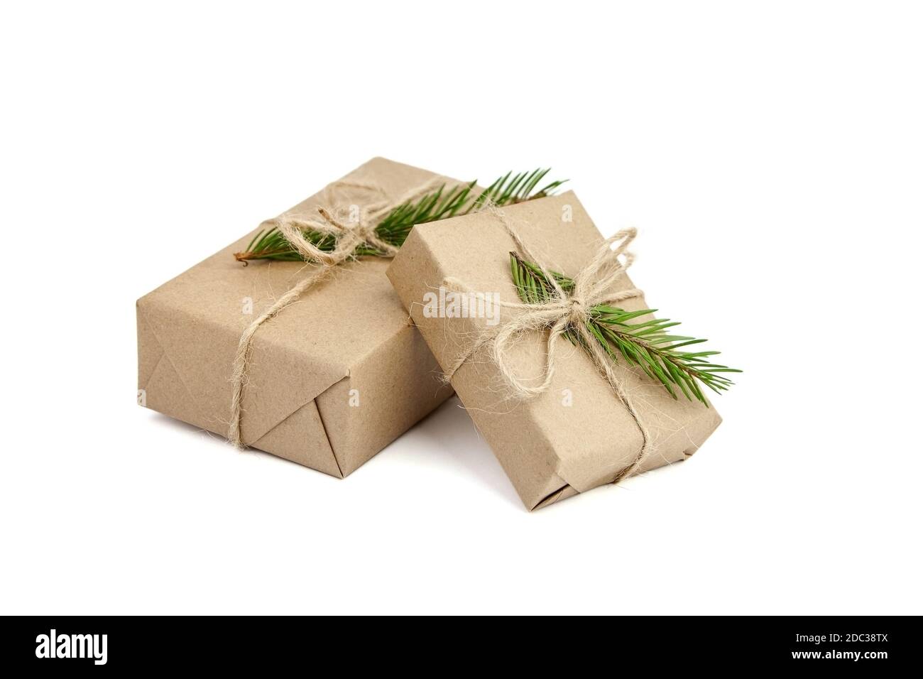 Cajas de regalo de Navidad o año Nuevo decoradas con rama de abeto.  Concepto de vacaciones de invierno Fotografía de stock - Alamy