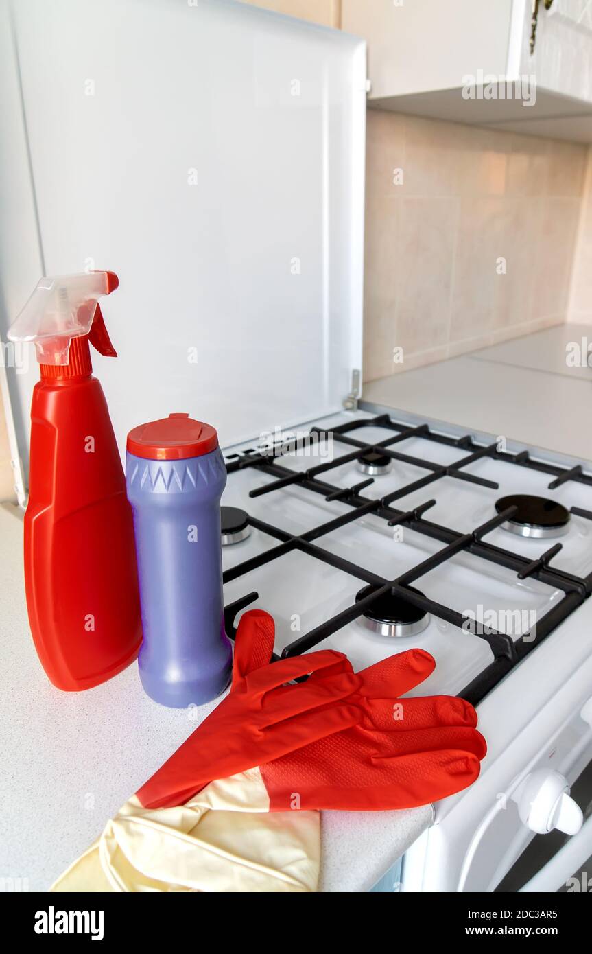 Limpieza de la cocina de gas. Dispositivos para limpiar la estufa de gas,  rocíe para disolver la grasa, y guantes para proteger sus manos Fotografía  de stock - Alamy