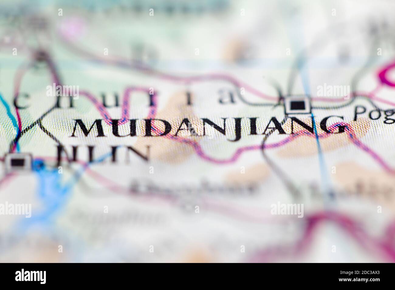 Profundidad de campo reducida se centra en la ubicación del mapa geográfico de Mudanjiang China Asia continente en atlas Foto de stock