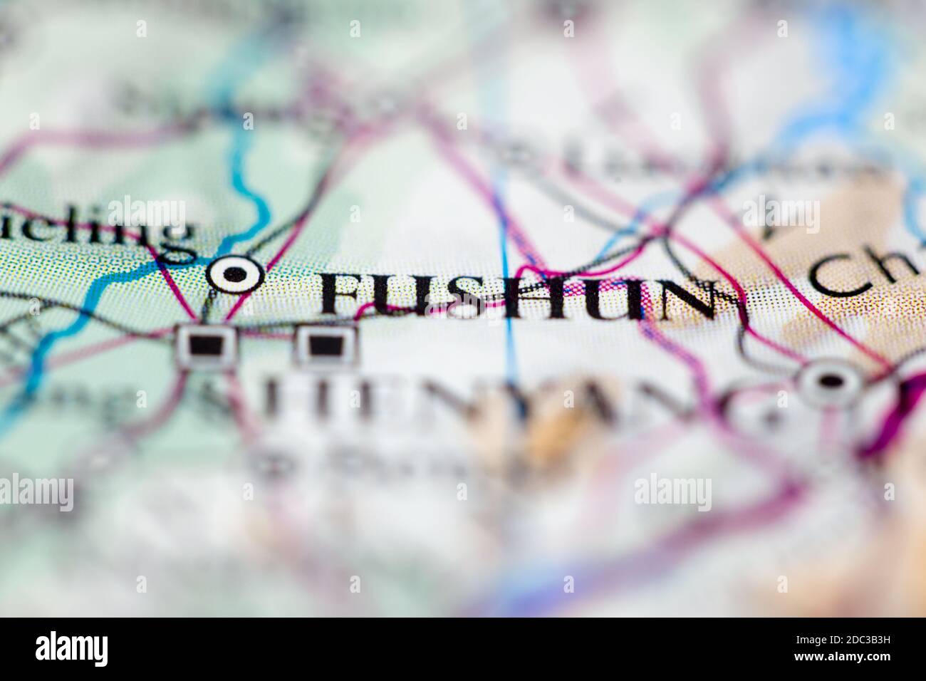Profundidad de campo reducida se centra en la ubicación del mapa geográfico de Fushun China continente asiático en atlas Foto de stock