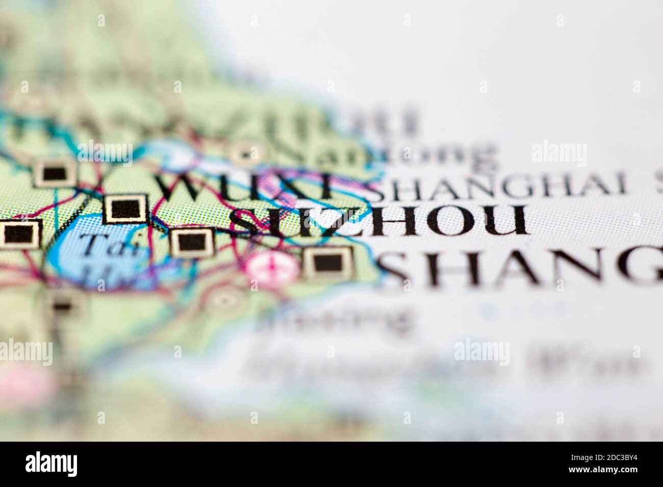 Profundidad de campo reducida se centra en la ubicación del mapa geográfico de Suzhou China Asia continente en atlas Foto de stock