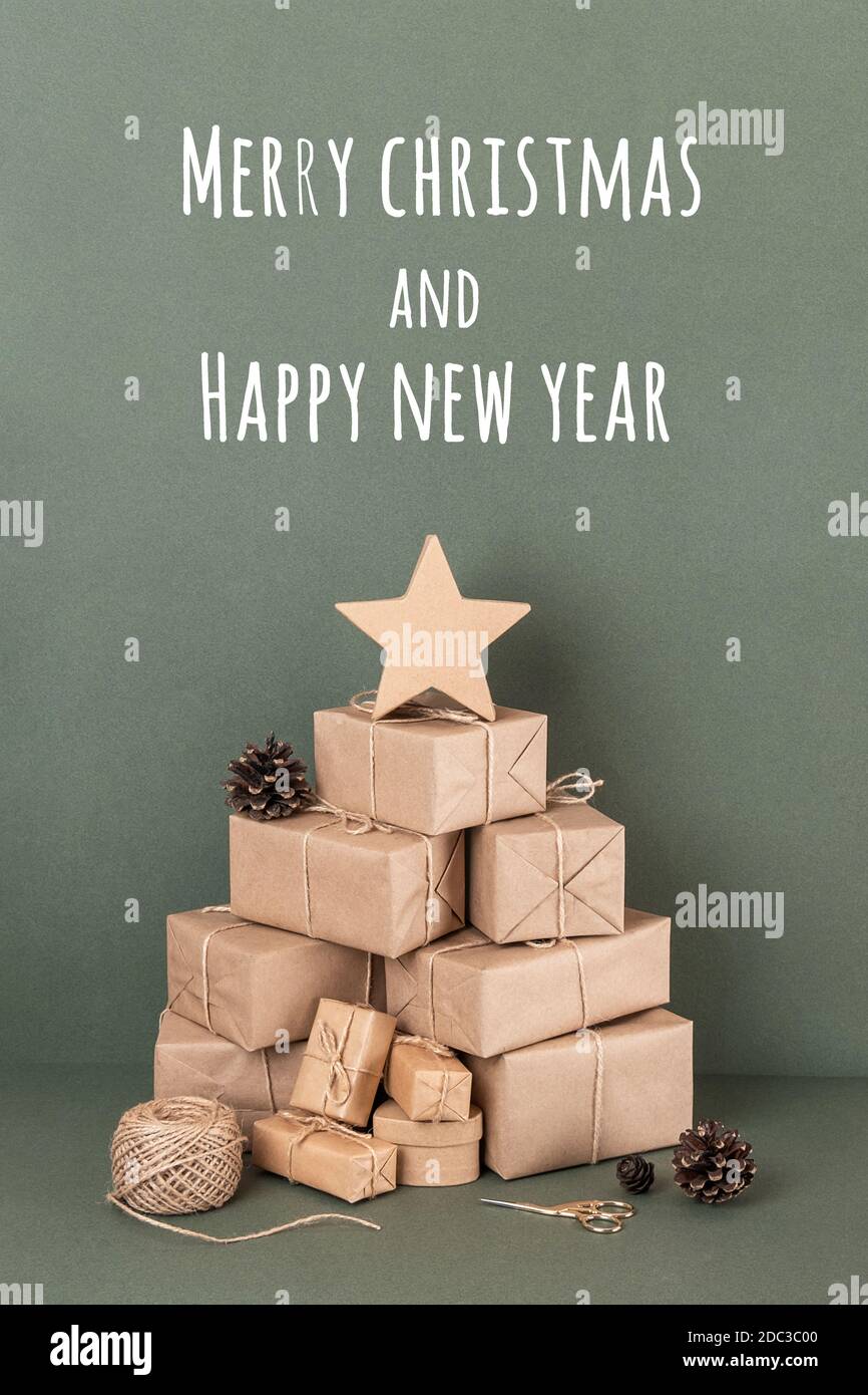 Feliz Navidad y Feliz año Nuevo. Árbol de Navidad abstracto de las cajas en  papel artesanal, hilo, tijeras, conos sobre fondo verde, primer plano. C  Fotografía de stock - Alamy