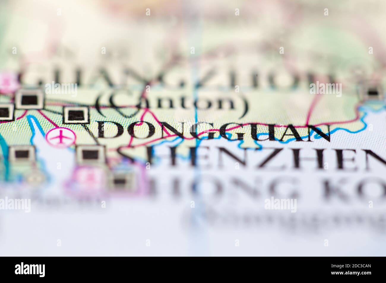 Profundidad de campo reducida se centra en la ubicación del mapa geográfico de Dongguan China Asia continente en atlas Foto de stock