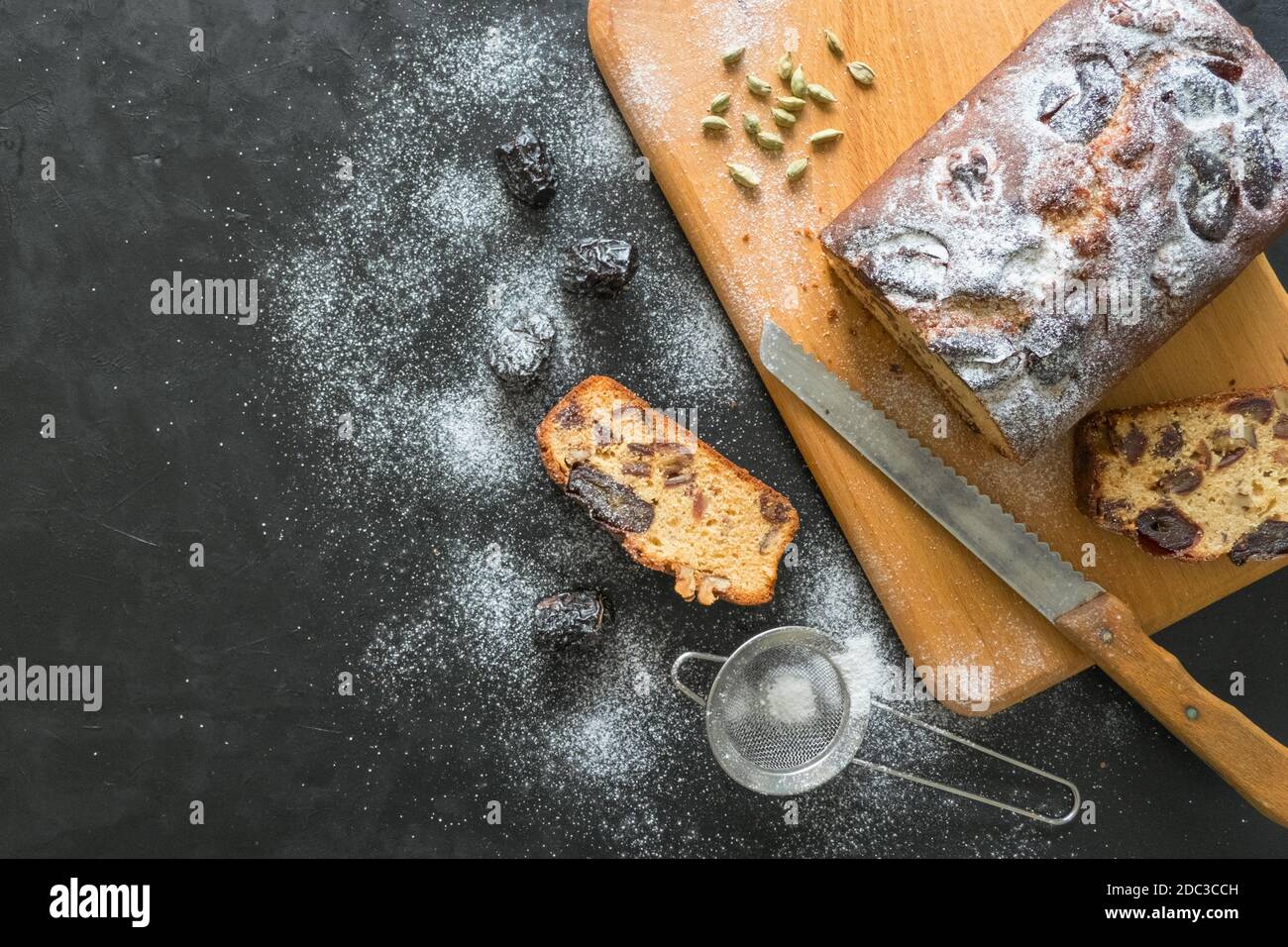 El Ramadán casero dátiles pan con nueces en una mesa negra. Vista superior, copiar espasa. Foto de stock