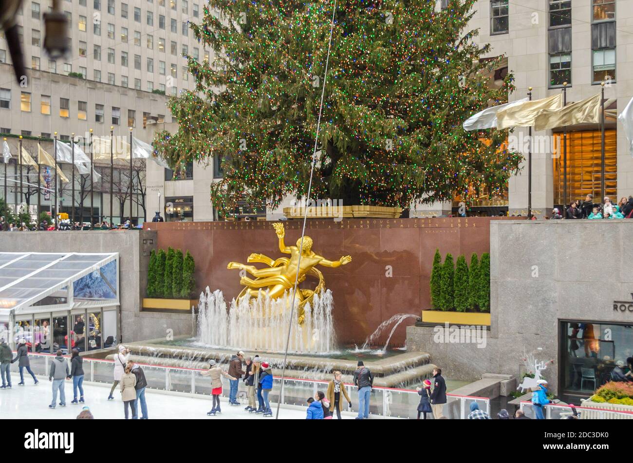 Árbol de Navidad de Nueva York en Manhattan. Pista de patinaje sobre hielo del Rockefeller Center y Estatua de Prometeo de Oro. Ciudad de Nueva York, EE.UU Foto de stock