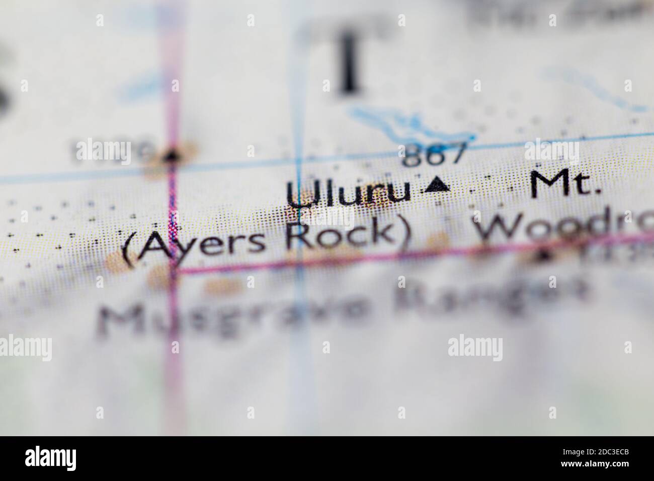 Profundidad de campo reducida se centra en la ubicación del mapa geográfico de Monte Uluru Ayers Rock en Australia Ocenia continente en atlas Foto de stock