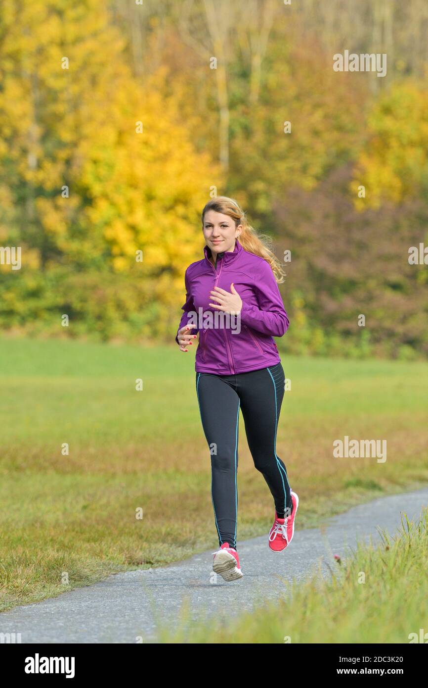 Mujer joven jogging en otoño Foto de stock