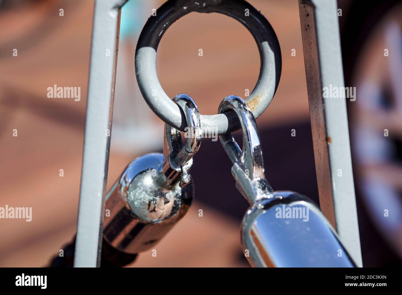 un par de anillos de metal sobre fondo abstracto Foto de stock