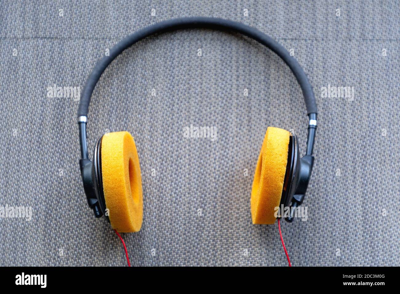 Old headphones fotografías e imágenes de alta resolución - Alamy