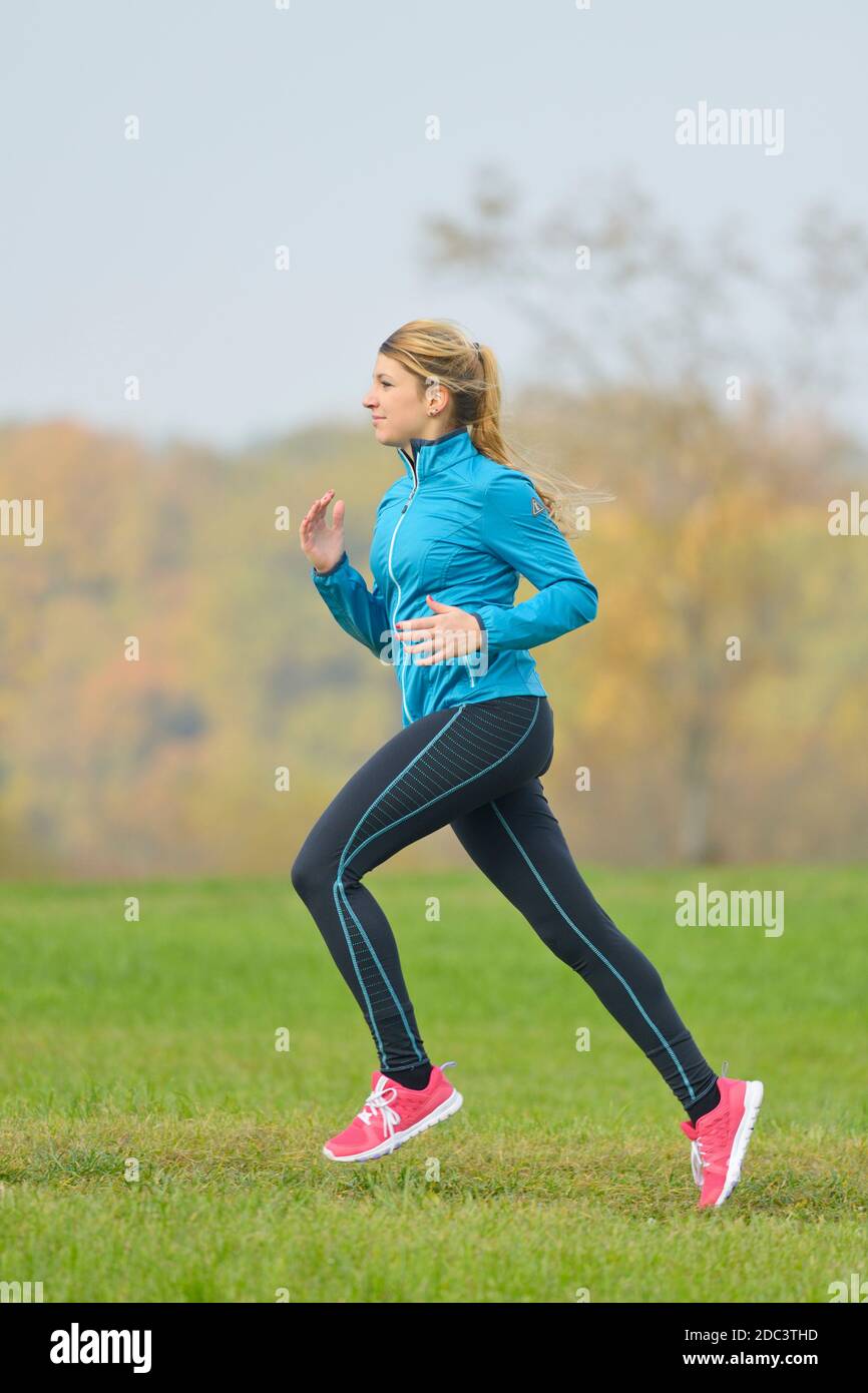 Mujer joven jogging en otoño Foto de stock