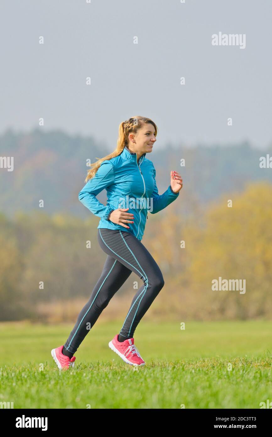 Mujer joven jogging en otoño Foto de stock