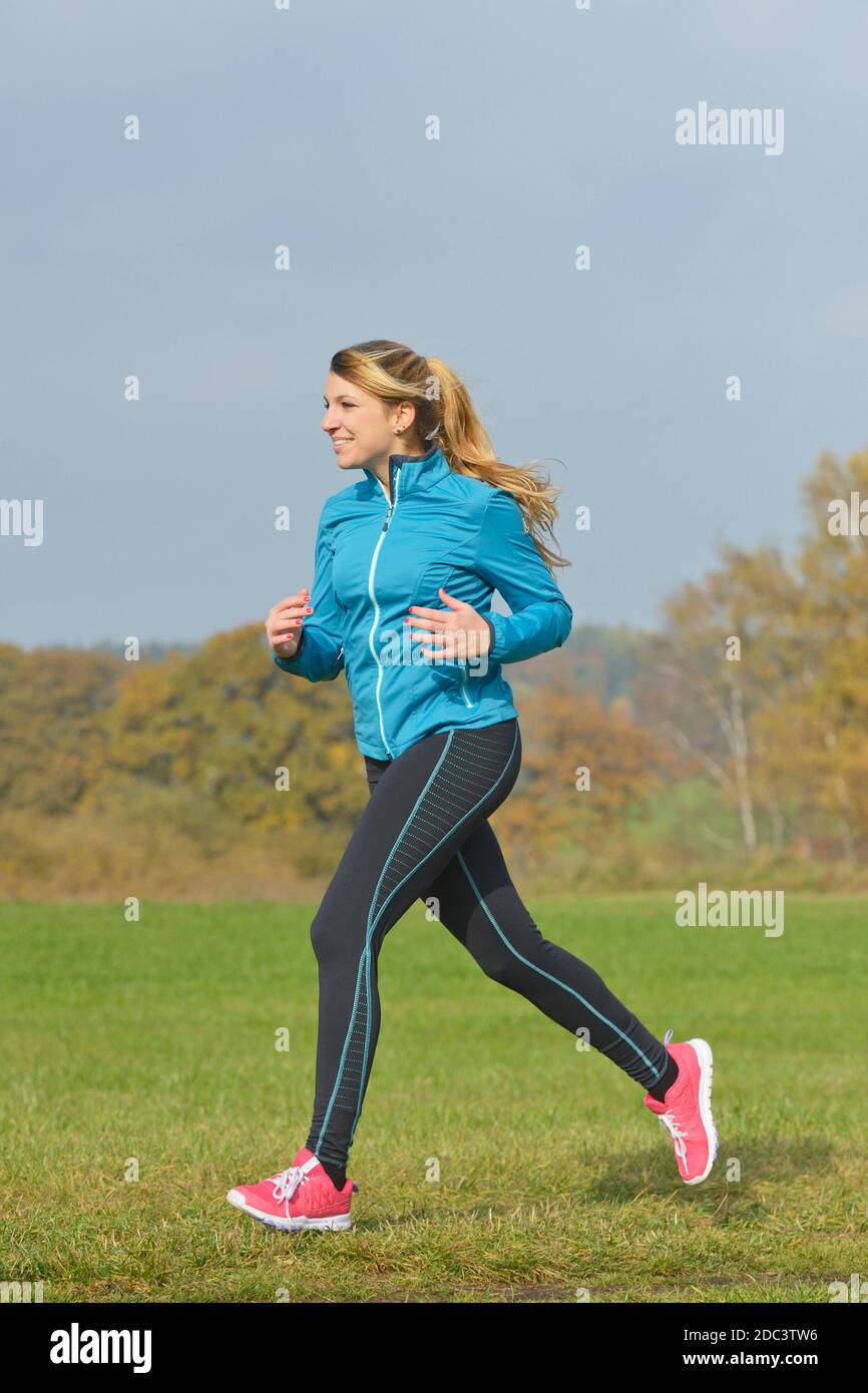 Mujer joven jogging en otoño Foto de stock