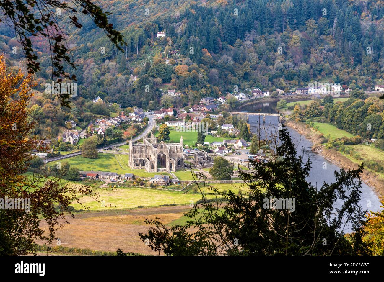 Mirando hacia abajo en la abadía de Tintern en el valle de Wye desde el púlpito del diablo en el acantilado de la costa, Tidenham Chase, Gloucestershire Reino Unido Foto de stock