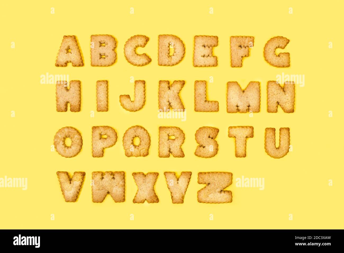 Letras alfabéticas cookies en orden alfabético sobre un fondo amarillo  Fotografía de stock - Alamy