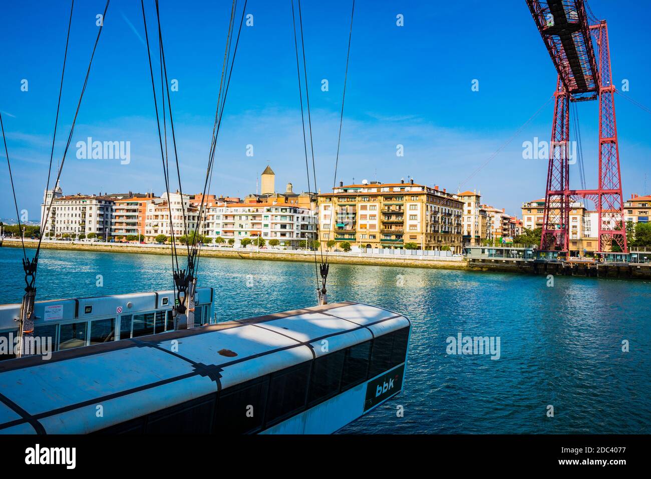 El puente Vizcaya es un puente de transporte que une los pueblos de  Portugalete y las Arenas, parte de Getxo, en la provincia de Vizcaya, cruce  de las Islas Fotografía de stock -