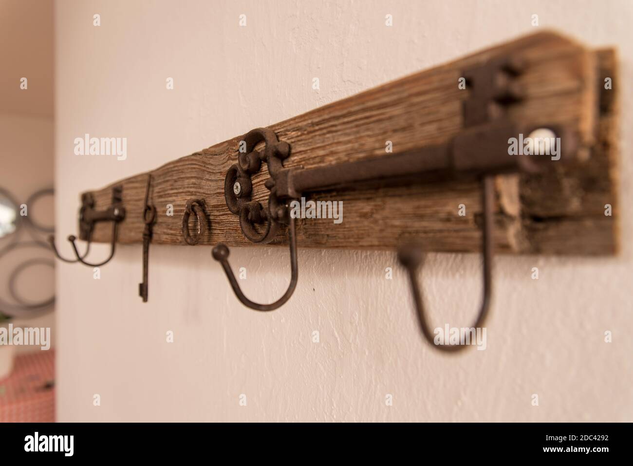comentario Aptitud Cuidar perchero antiguo de madera colgando en la pared blanca Fotografía de stock  - Alamy