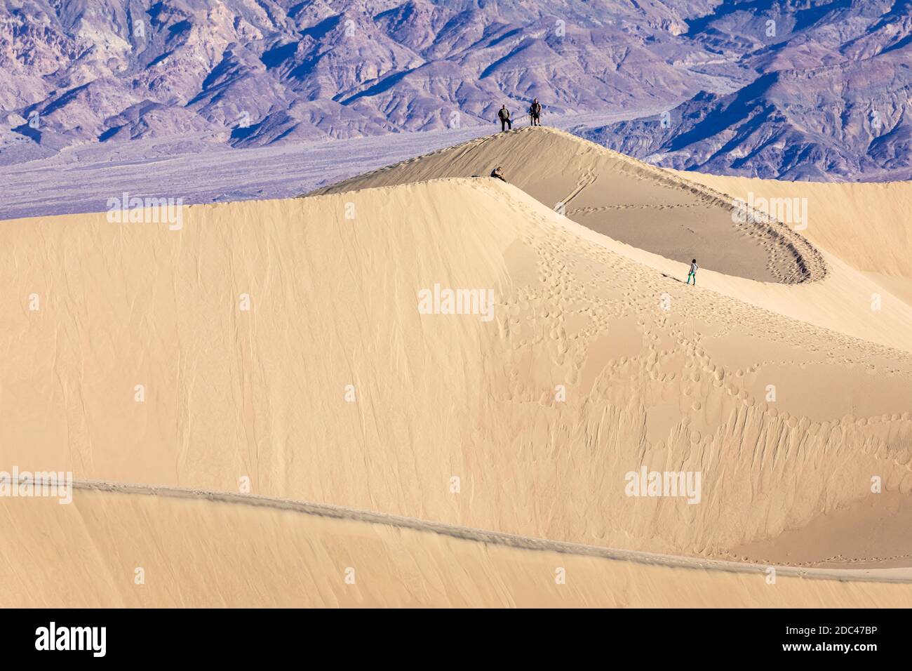 Una vista de las dunas de arena de Mesquite Flat, que es una amplia zona de dunas de arena bordeadas de montañas que alcanzan los 100 pies. Foto de stock