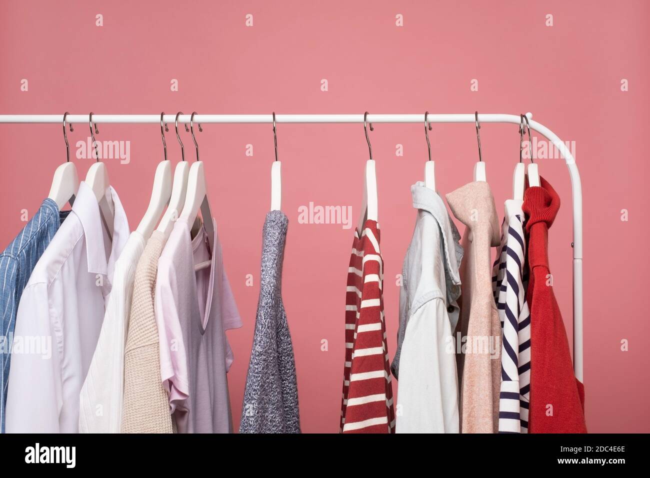 La ropa se cuelga en un estante de una tienda de ropa Fotografía de stock -  Alamy