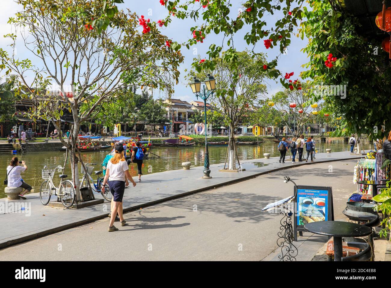 Bach Dang Street y coloridos barcos turísticos en el río Thu Bon, Hoi An, Vietnam, Asia Foto de stock