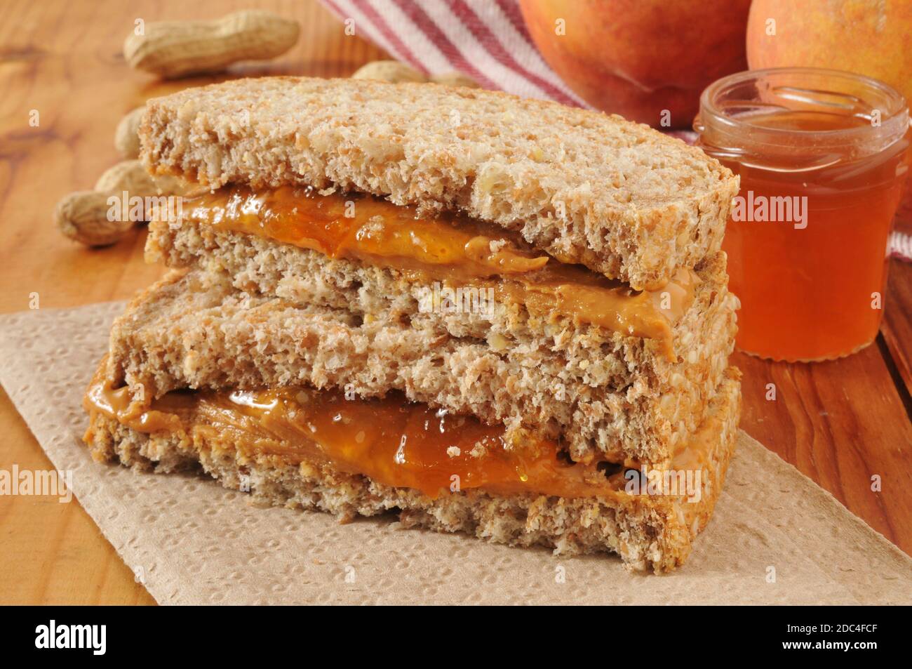 Un sándwich de mantequilla de maní y mermelada de melocotón en todo pan de  trigo Fotografía de stock - Alamy