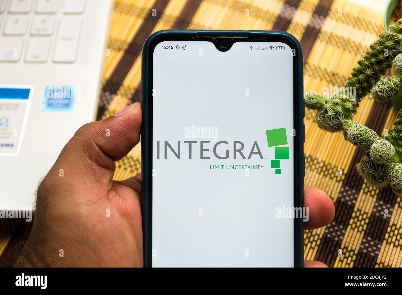 En esta ilustración de la foto se muestra el logotipo de integra