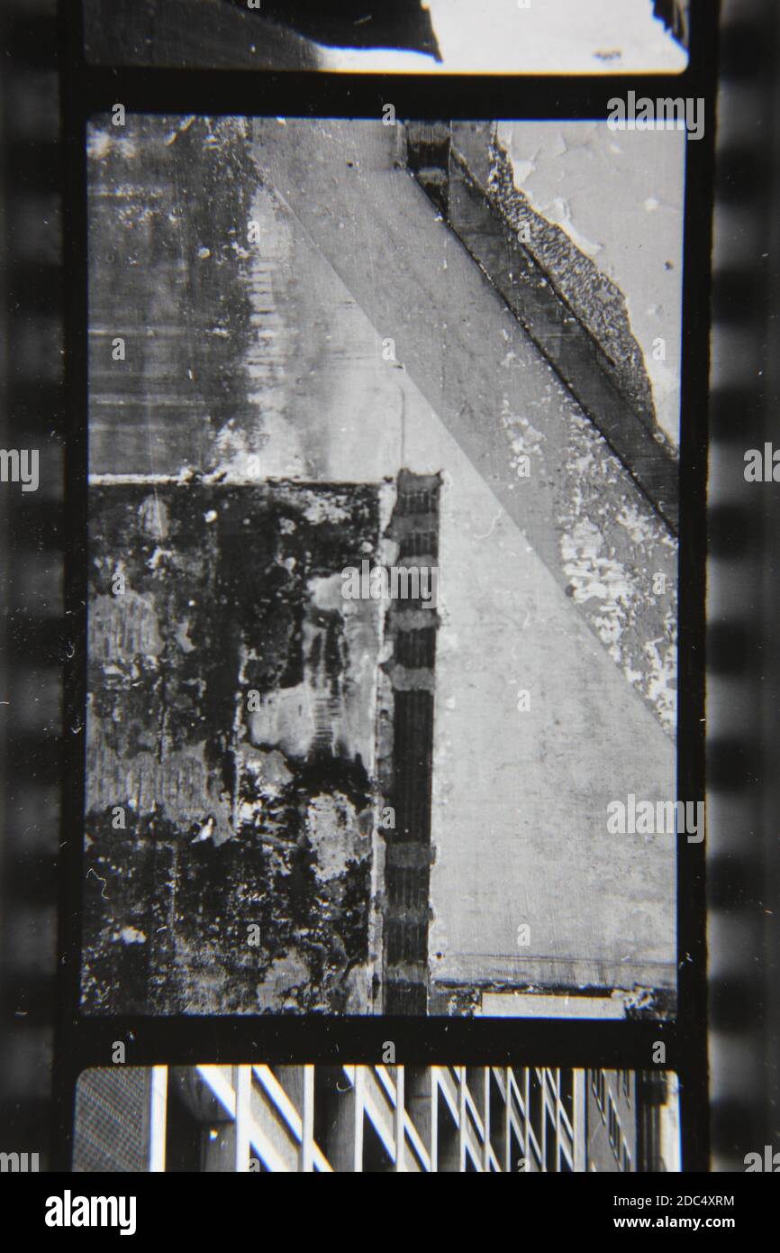 Fotografía en blanco y negro de la época de la década de 1970 de un edificio de la ciudad en proceso de ser demolido. Foto de stock