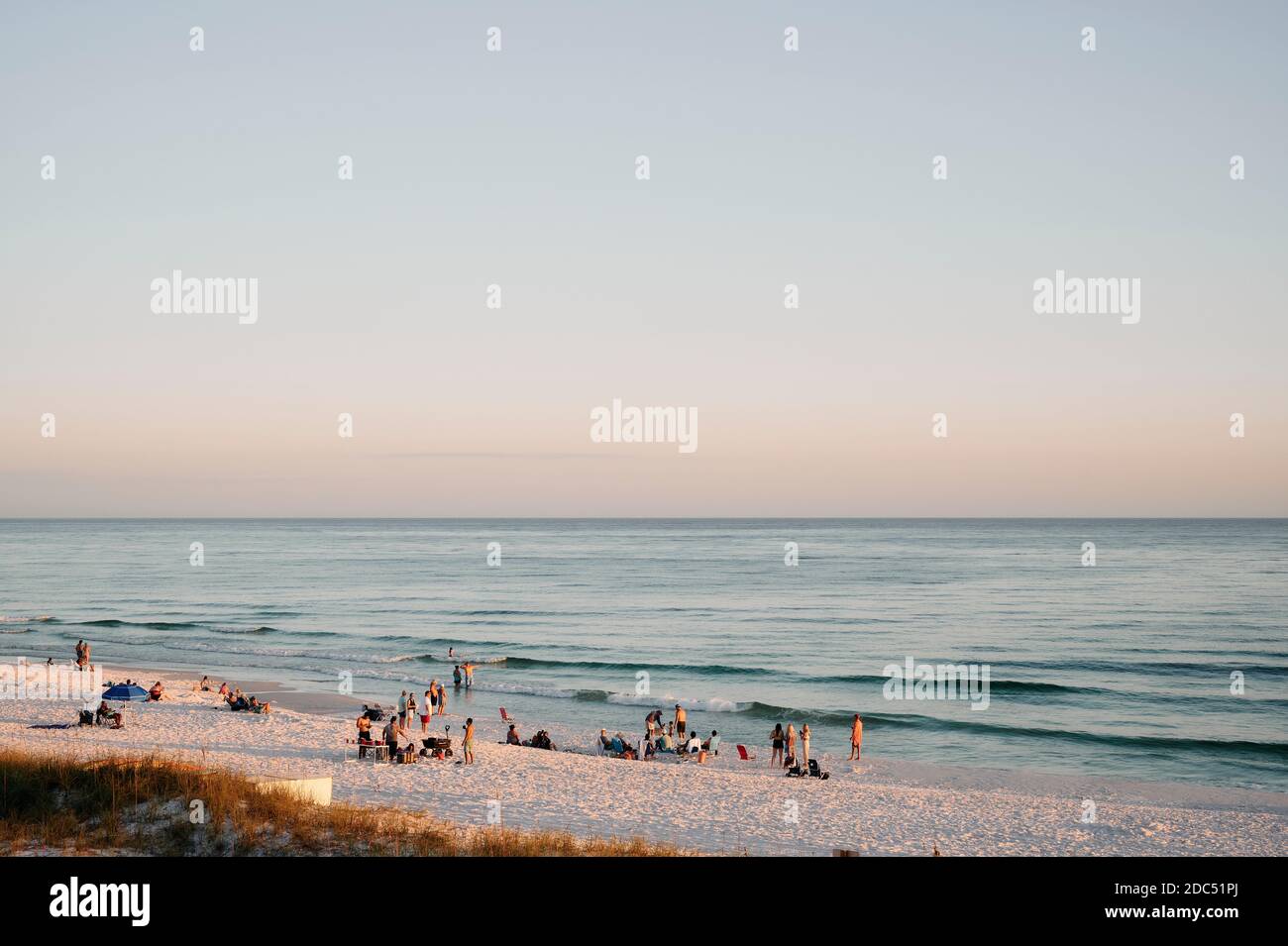 La gente en la región del Panhandle de Florida, la costa del golfo, cerca de la playa de Destin, Florida, EE.UU., al atardecer. Foto de stock