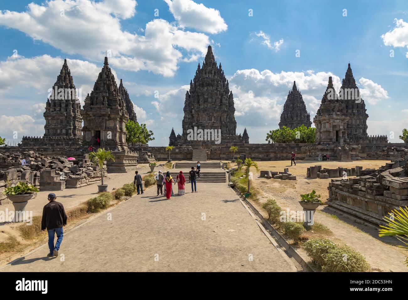 Prambanan, Indonesia - 17 de julio de 2019: Zona de acceso a los santuarios del antiguo complejo del templo hindú Prambanan, Rara Jonggrang, en el especial, Yo Foto de stock