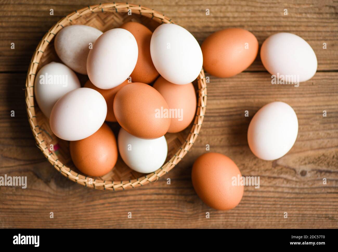 Los huevos de pollo y los huevos de pato se recogen de los productos