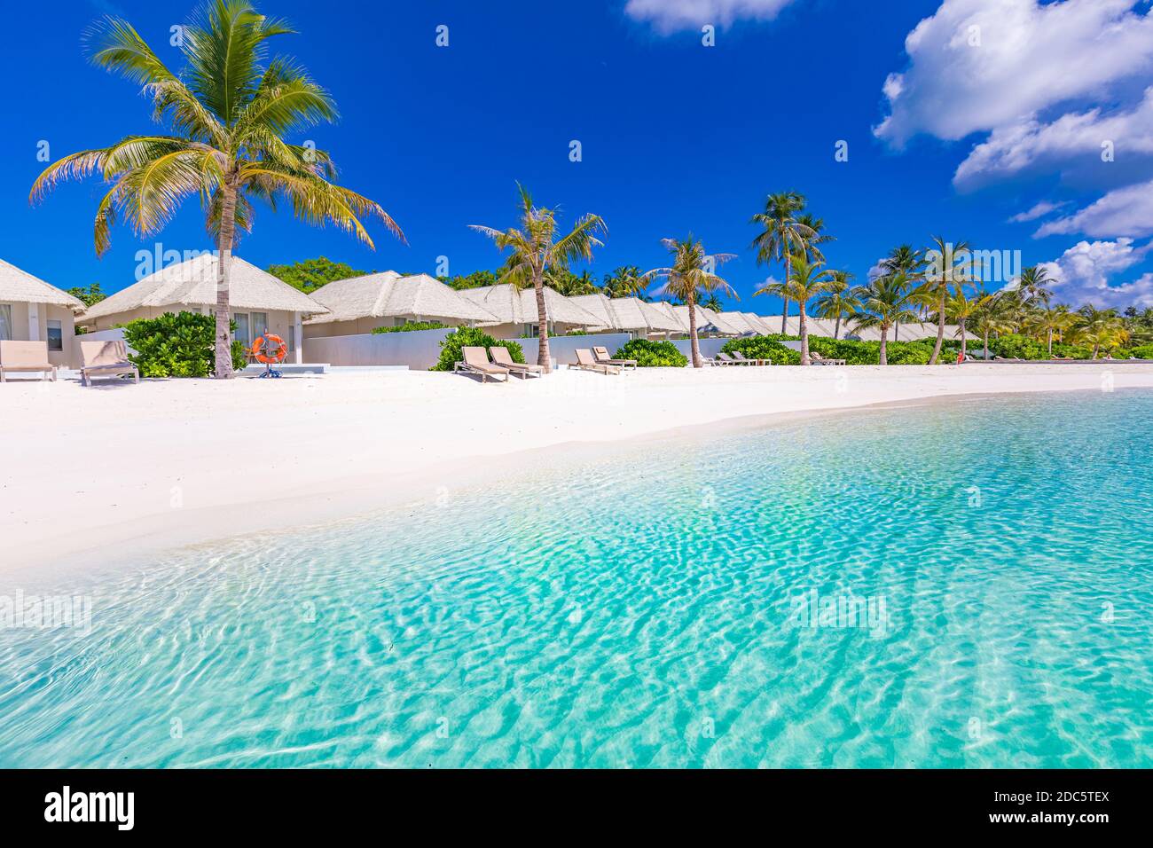Villas en la playa de la isla tropical, lancdspe viajes exóticos, vacaciones de verano. Perfecta laguna oceánica, mar exótico. Complejo turístico de lujo, bungalows Foto de stock