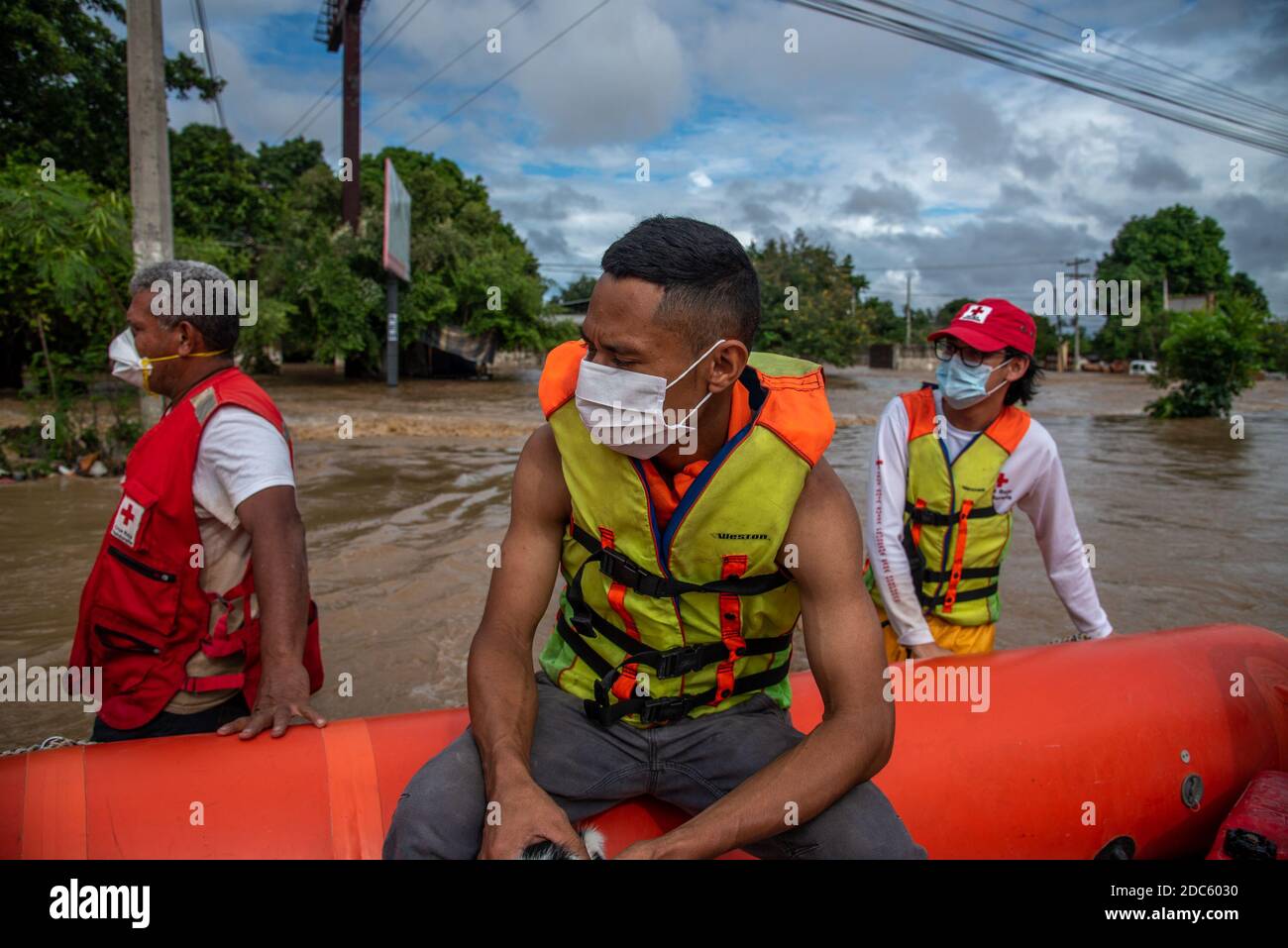 Luis Omar, de 26 años, en el bote de rescate después de ser salvado de su  casa inundada en la Lima.el huracán Iota golpeó la costa nicaragüense el 16  de noviembre como