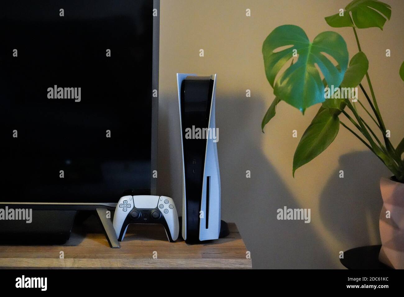 Sistema PlayStation 5 PS5 en casa Fotografía de stock - Alamy