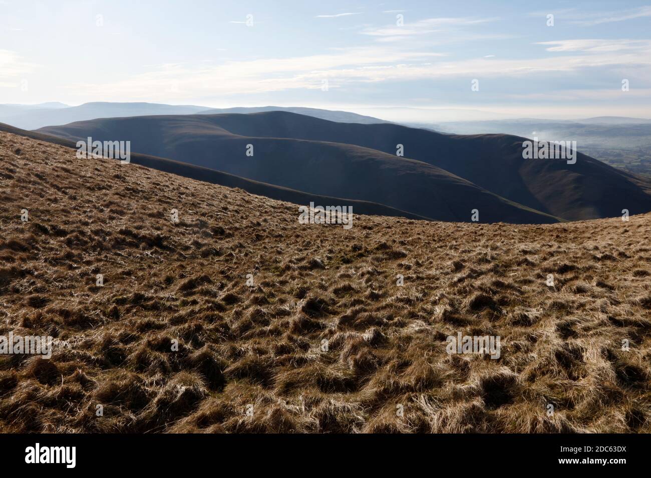 Brent cayó incluyendo el pico de Arant Haw, The Howgills, Cumbria, Inglaterra, Reino Unido. Ingleborough se puede ver en la distancia. Foto de stock