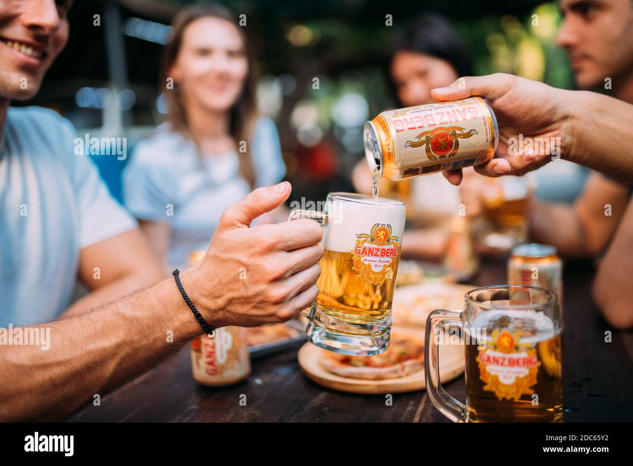 Fiesta de cerveza con amigos bebiendo cerveza Ganzberg y tostar cerveza