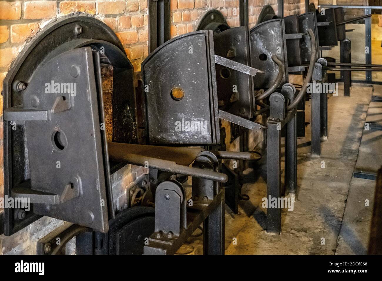 Lublin, Lubelskie / Polonia - 2019/08/17: Hornos de crematorio reconstruidos del campo de concentración y exterminio de los nazis Majdanek KL Lublin - Konzentrat Foto de stock