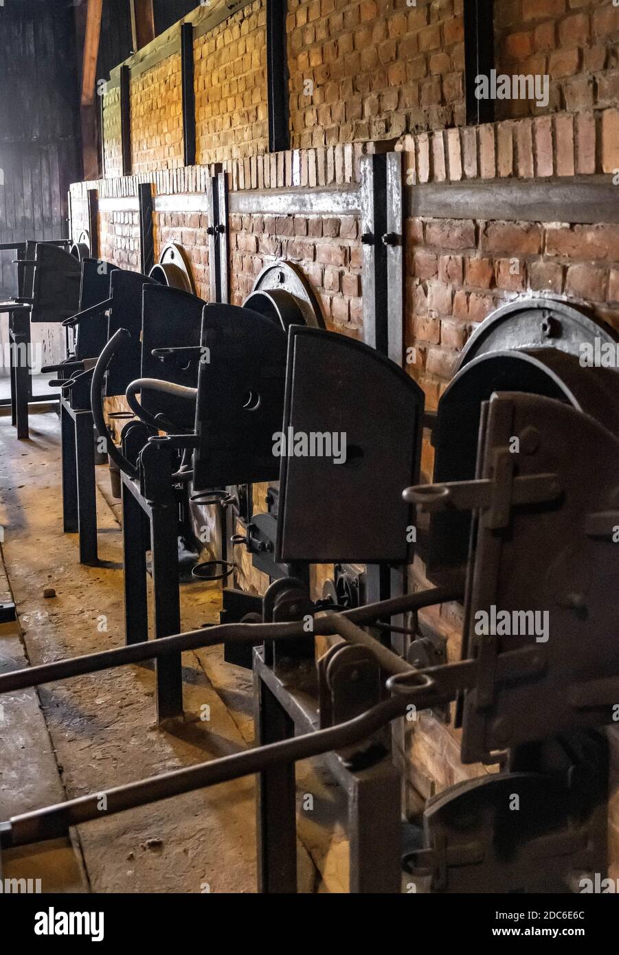 Lublin, Lubelskie / Polonia - 2019/08/17: Hornos de crematorio reconstruidos del campo de concentración y exterminio de los nazis Majdanek KL Lublin - Konzentrat Foto de stock