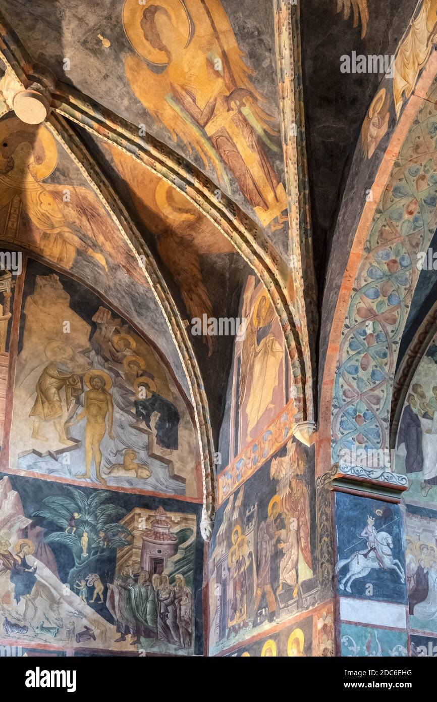 Lublin, Lubelskie / Polonia - 2019/08/18: Frescos medievales y arquitectura dentro de la Capilla de la Santísima Trinidad dentro del castillo de Lublin fortaleza real en el hist Foto de stock