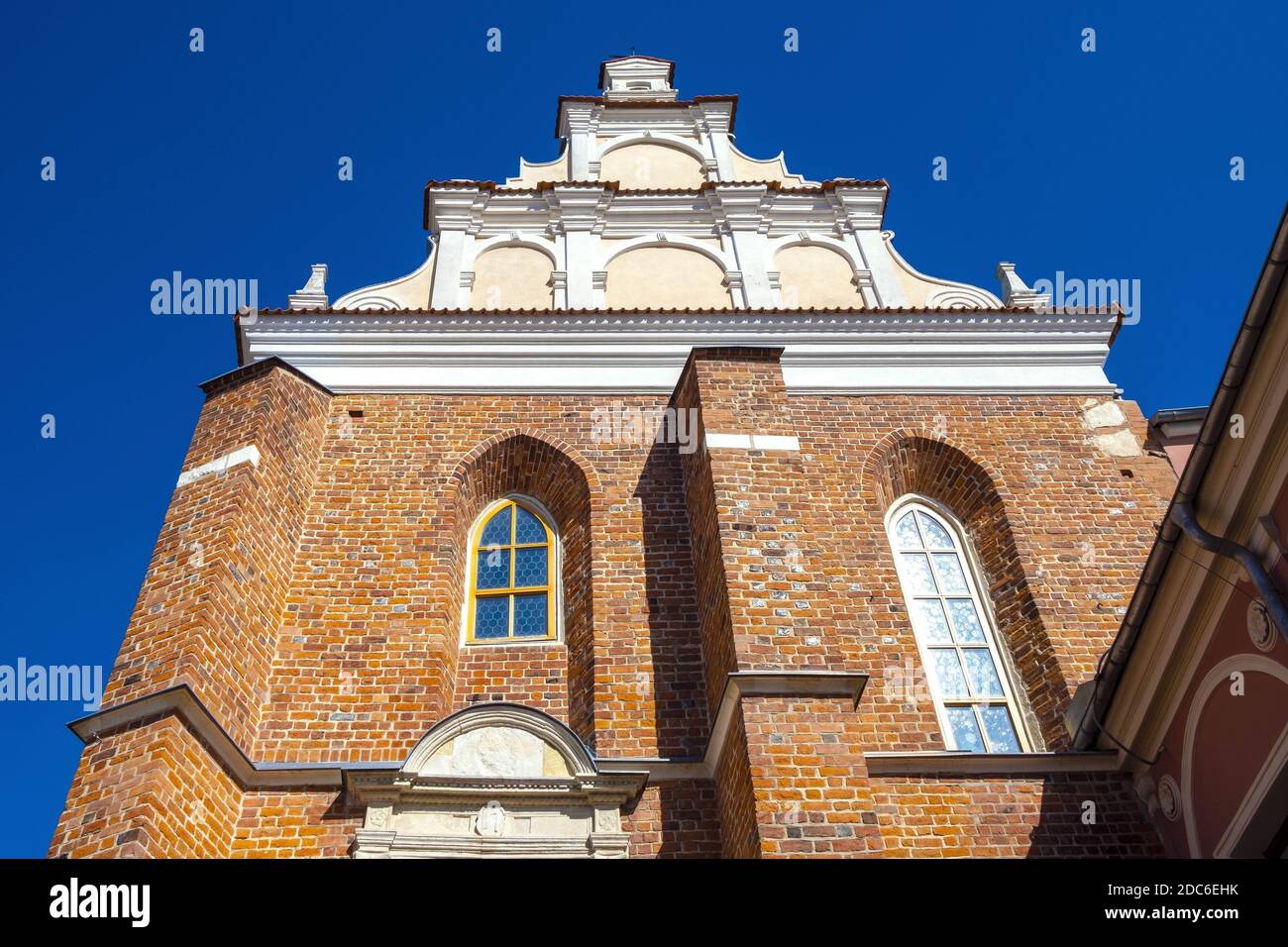 Lublin, Lubelskie / Polonia - 2019/08/18: Capilla de la Santísima Trinidad dentro de la fortaleza real medieval del castillo de Lublin en el barrio histórico Foto de stock