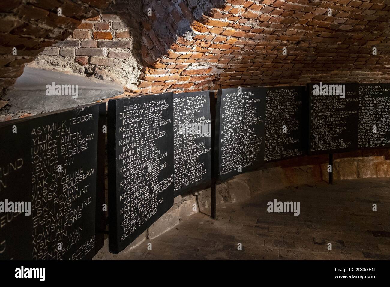 Lublin, Lubelskie / Polonia - 2019/08/18: Museo de víctimas del terror comunista dentro del románico mantener dentro de la fortaleza real medieval del castillo de Lublin i Foto de stock
