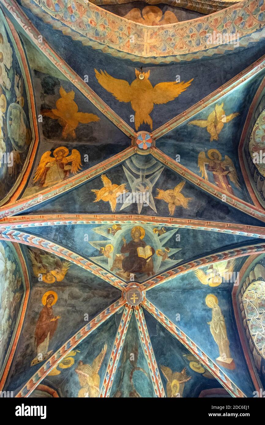 Lublin, Lubelskie / Polonia - 2019/08/18: Frescos medievales y arquitectura dentro de la Capilla de la Santísima Trinidad dentro del castillo de Lublin fortaleza real en el hist Foto de stock