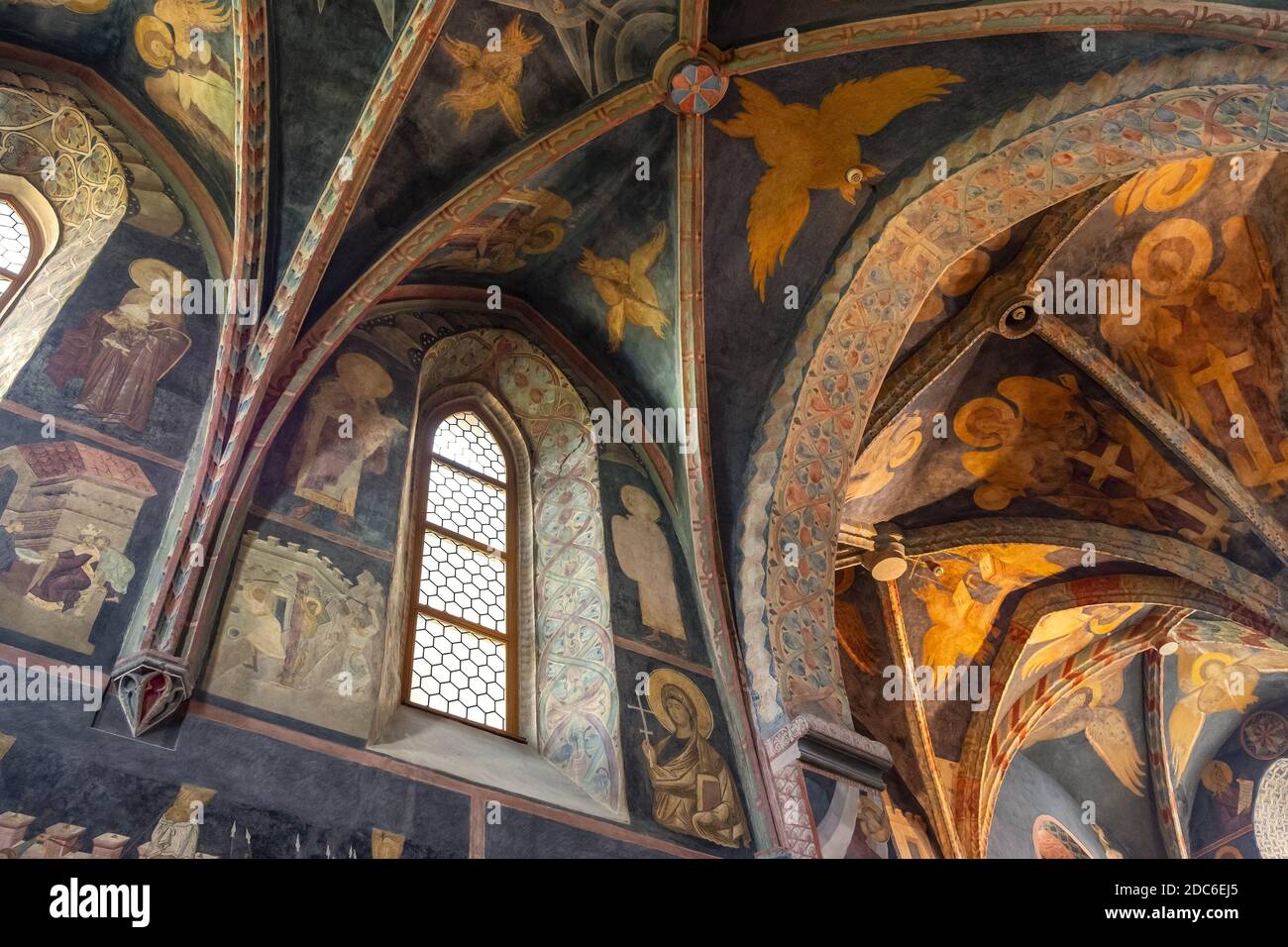 Lublin, Lubelskie / Polonia - 2019/08/18: Frescos medievales y arquitectura dentro de la Capilla de la Santísima Trinidad dentro del castillo de Lublin fortaleza real en el hist Foto de stock