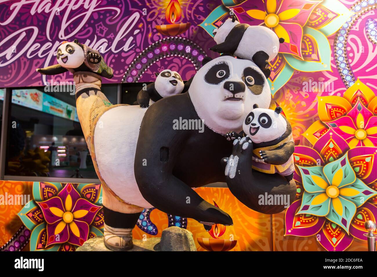 Estatuas de tamaño natural de Kung Fu Panda. Foto de stock