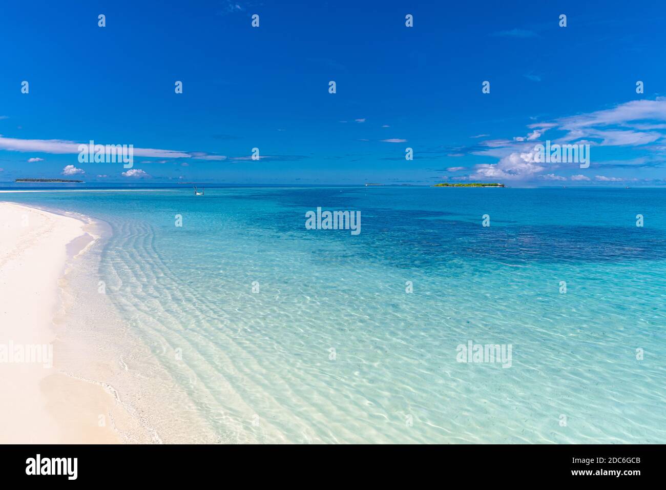 Tranquila escena de playa. Exótico paisaje de playa tropical. Diseño del concepto de vacaciones de verano, olas, horizonte marino sobre arena blanca con cielo azul. Foto de stock