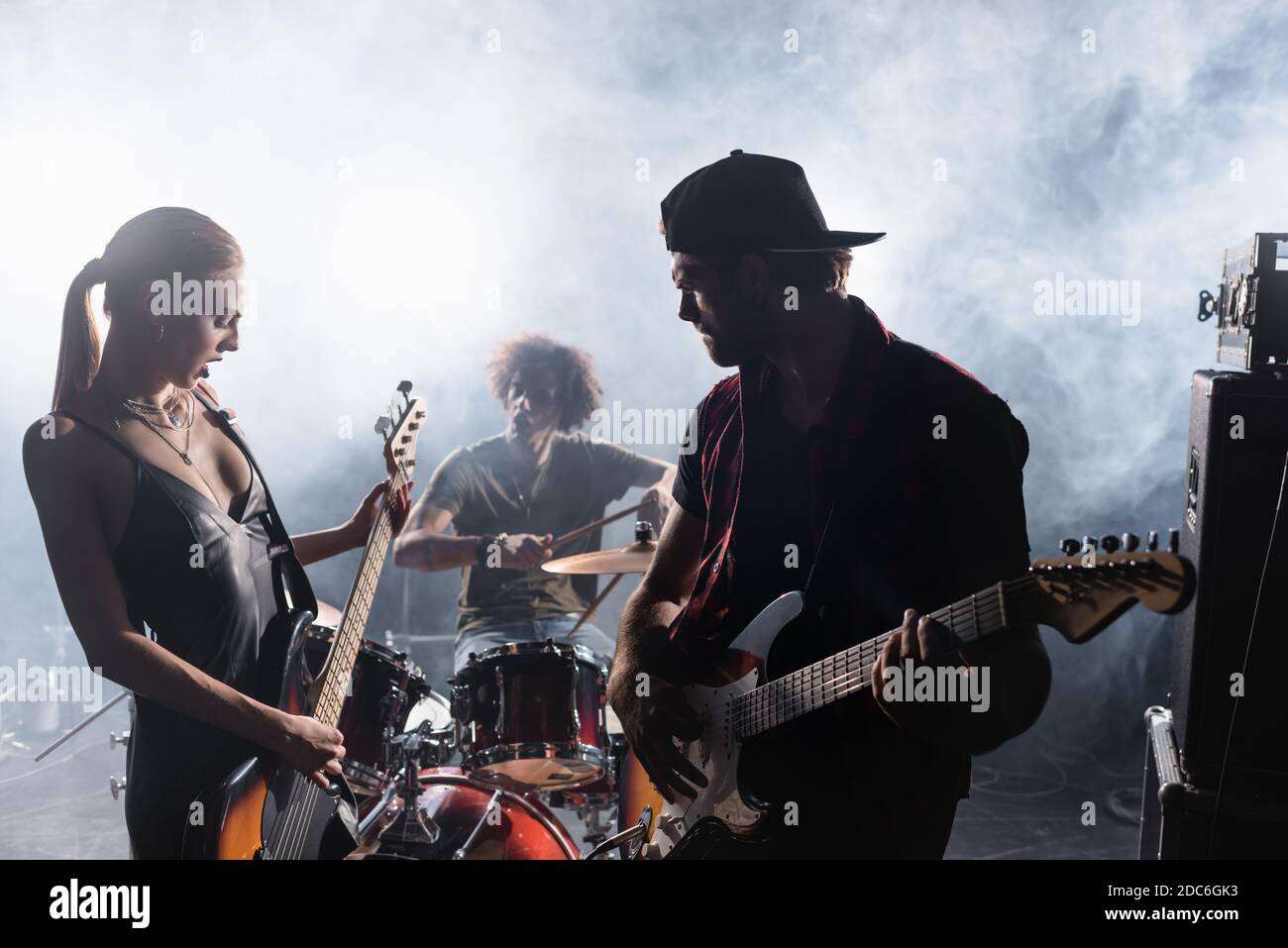 KIEV, UCRANIA - 25 DE AGOSTO de 2020: La banda de rock toca guitarras  eléctricas y kit de batería con humo en el fondo Fotografía de stock - Alamy