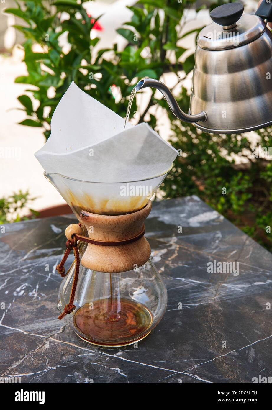 Café filtrado por goteo con chemex Fotografía de stock - Alamy
