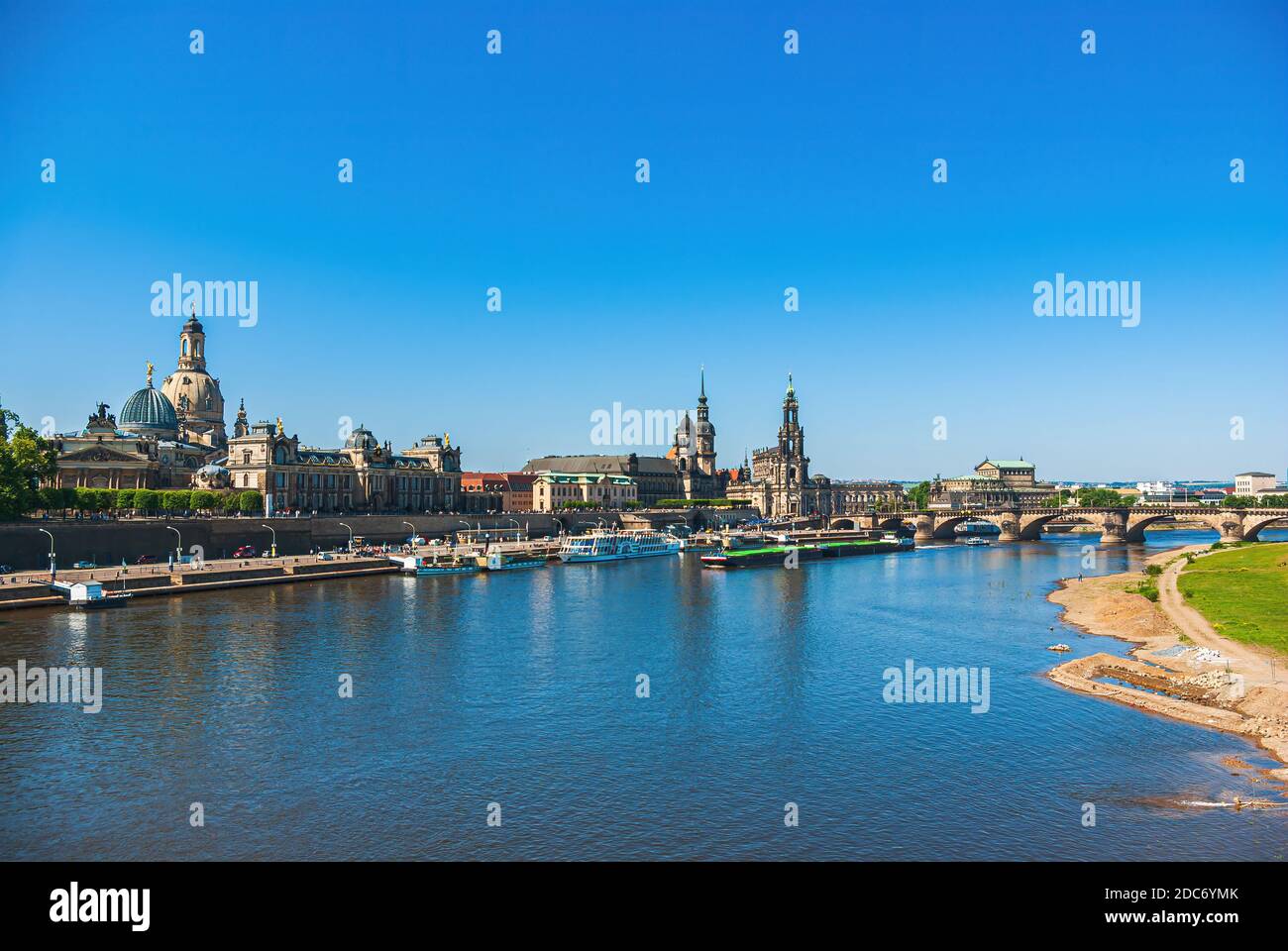El horizonte histórico en el Terrassenufer, Dresden, Sajonia, Alemania. Foto de stock