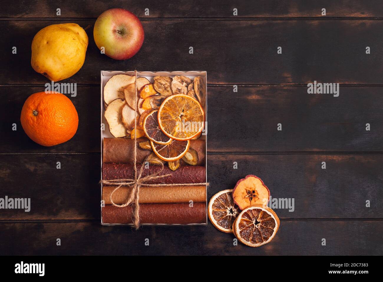 Regalo con dulces saludables. Bocadillos de fruta dulce en un paquete